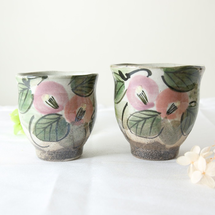 【益子焼】 夫婦湯呑 夫婦湯飲 優しい風合いのつばき模様 炭化焼シリーズ