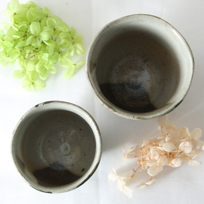 【益子焼】 夫婦湯呑 夫婦湯飲 優しい風合いのつばき模様 炭化焼シリーズ