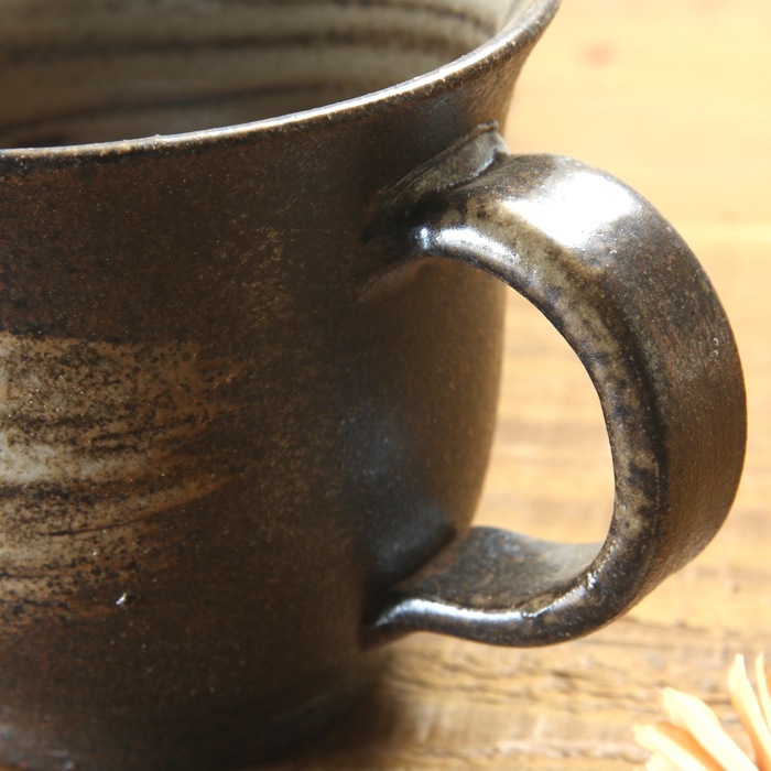 【益子焼】大きいサイズでたっぷり入る　渋め刷毛目のマグカップ【単品１個】