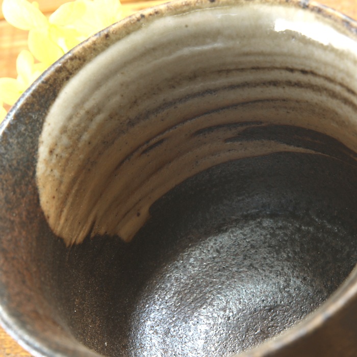 【益子焼】大きいサイズでたっぷり入る　渋め刷毛目のマグカップ【単品１個】