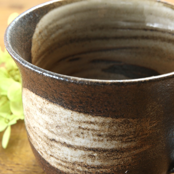 【益子焼】大きいサイズでたっぷり入る　渋め刷毛目のマグカップ【単品１個】