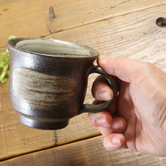 【益子焼】大きいサイズでたっぷり入る　渋め刷毛目のマグカップ【単品１個】