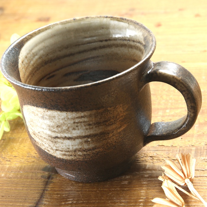 【益子焼】大きいサイズでたっぷり入る　渋め刷毛目のマグカップ【単品１個】