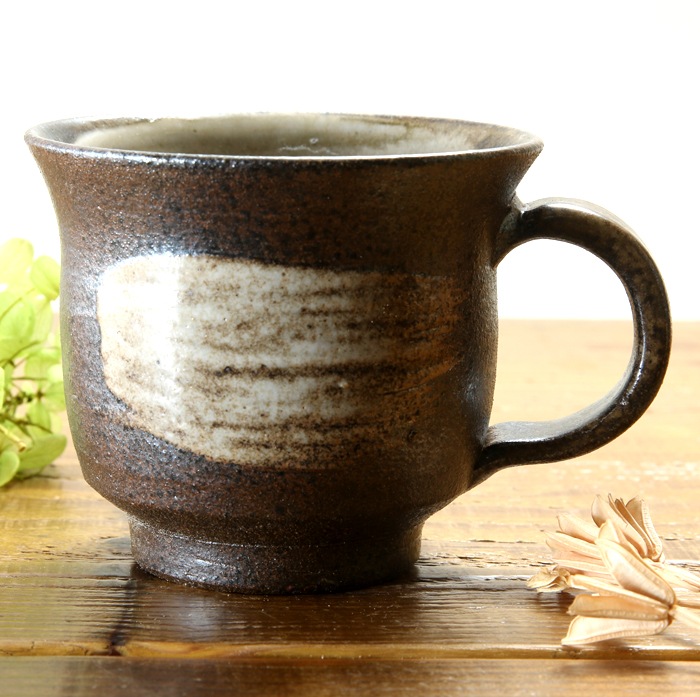 【益子焼】大きいサイズでたっぷり入る　渋め刷毛目のマグカップ【単品１個】