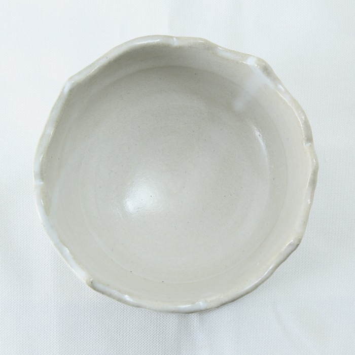 【益子焼】 フードボウル ペット 餌入れ おしゃれ 食器 陶器 釉薬シリーズ 洋風デザイン 小窓付き シンプルな白マット  【単品１個】