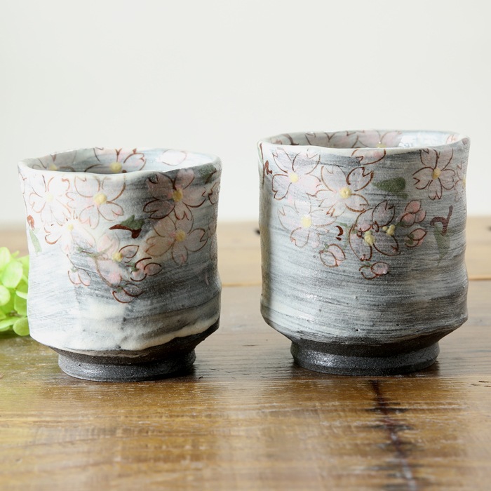 【益子焼】  大きめ荒土の夫婦湯呑み グレーの生地と刷毛目 さくら桜 夫婦湯呑みセット 一点物 （ 長寿のお祝い 退職祝い 退職記念 ご自分へのご褒美 などの贈り物にも）