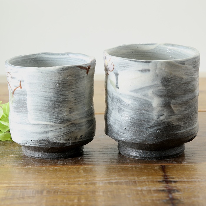 【益子焼】  大きめ荒土の夫婦湯呑み グレーの生地と刷毛目 さくら桜 夫婦湯呑みセット 一点物 （ 長寿のお祝い 退職祝い 退職記念 ご自分へのご褒美 などの贈り物にも）