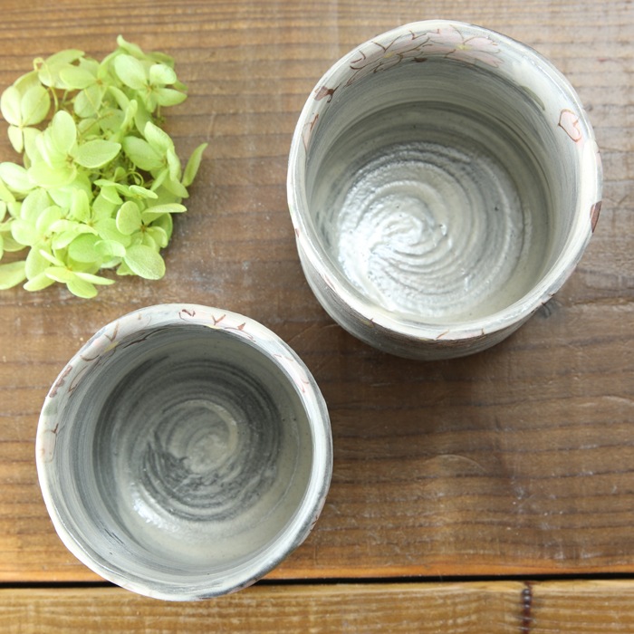 【益子焼】  大きめ荒土の夫婦湯呑み グレーの生地と刷毛目 さくら桜 夫婦湯呑みセット 一点物 （ 長寿のお祝い 退職祝い 退職記念 ご自分へのご褒美 などの贈り物にも）