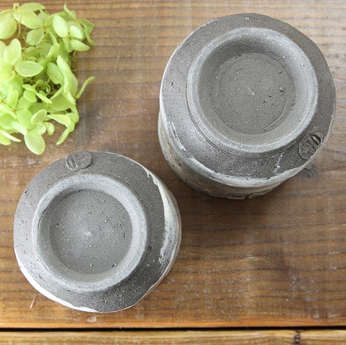 【益子焼】  大きめ荒土の夫婦湯呑み グレーの生地と刷毛目 さくら桜 夫婦湯呑みセット 一点物 （ 長寿のお祝い 退職祝い 退職記念 ご自分へのご褒美 などの贈り物にも）