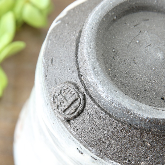 【益子焼】  大きめ荒土の夫婦湯呑み グレーの生地と刷毛目 さくら桜 夫婦湯呑みセット 一点物 （ 長寿のお祝い 退職祝い 退職記念 ご自分へのご褒美 などの贈り物にも）