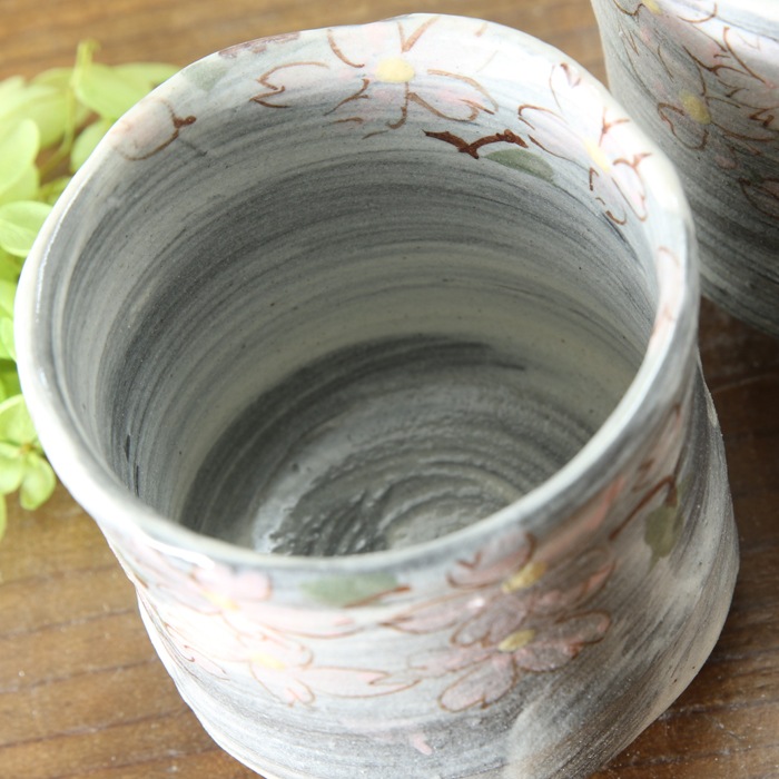 【益子焼】  大きめ荒土の夫婦湯呑み グレーの生地と刷毛目 さくら桜 夫婦湯呑みセット 一点物 （ 長寿のお祝い 退職祝い 退職記念 ご自分へのご褒美 などの贈り物にも）