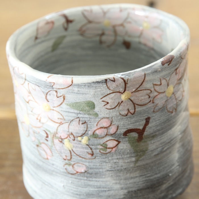 【益子焼】  大きめ荒土の夫婦湯呑み グレーの生地と刷毛目 さくら桜 夫婦湯呑みセット 一点物 （ 長寿のお祝い 退職祝い 退職記念 ご自分へのご褒美 などの贈り物にも）