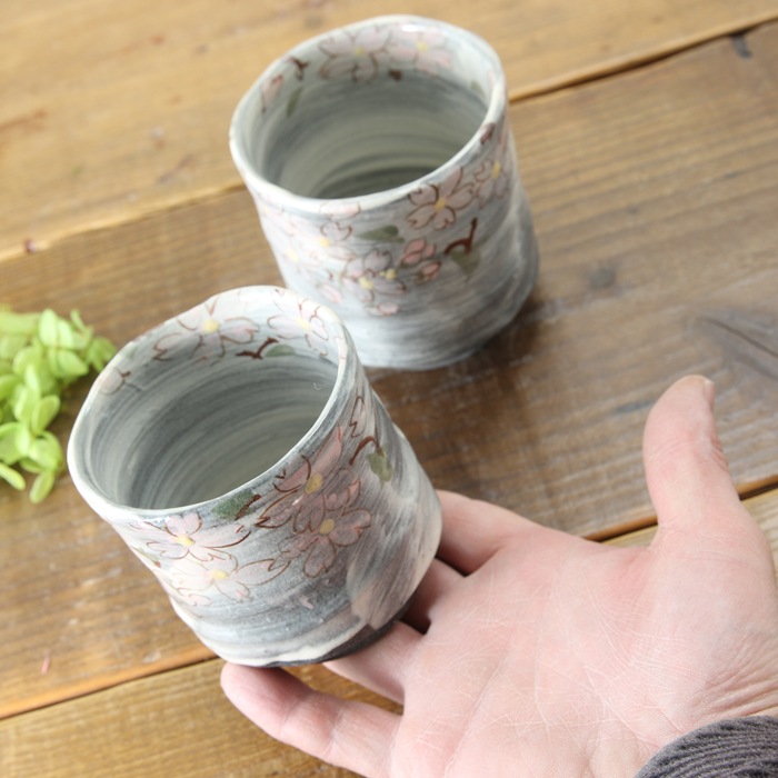 【益子焼】  大きめ荒土の夫婦湯呑み グレーの生地と刷毛目 さくら桜 夫婦湯呑みセット 一点物 （ 長寿のお祝い 退職祝い 退職記念 ご自分へのご褒美 などの贈り物にも）