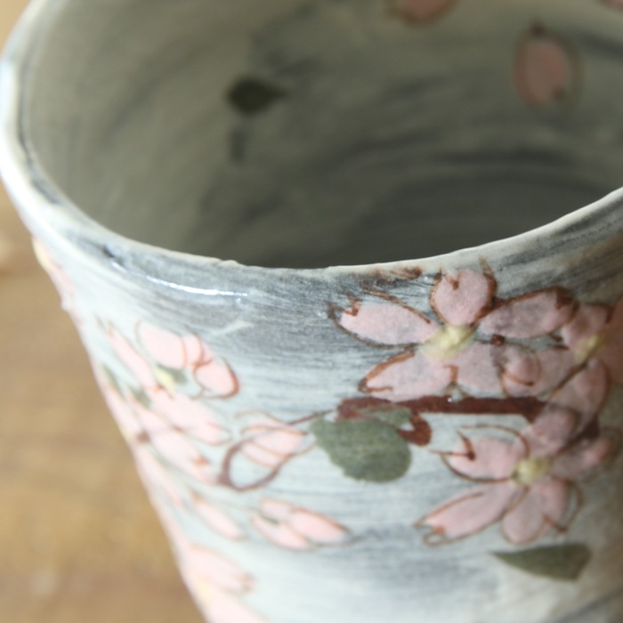 【益子焼】 ビアカップ タンブラー グレー荒土　刷毛目とさくら桜模様の絵付け 横山雄一作 一点物 単品１個