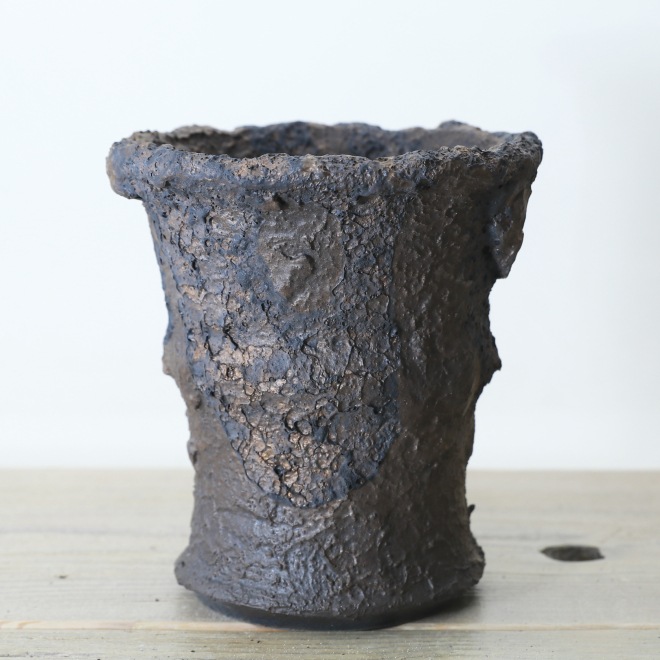 【益子焼】 4.8号鉢 高さ約15.5cm 植木鉢 陶器鉢 塊根植物 コーデックス アガベ 【溶岩流lavaシリーズ】 作家 陶芸家 横山雄一作 一点物