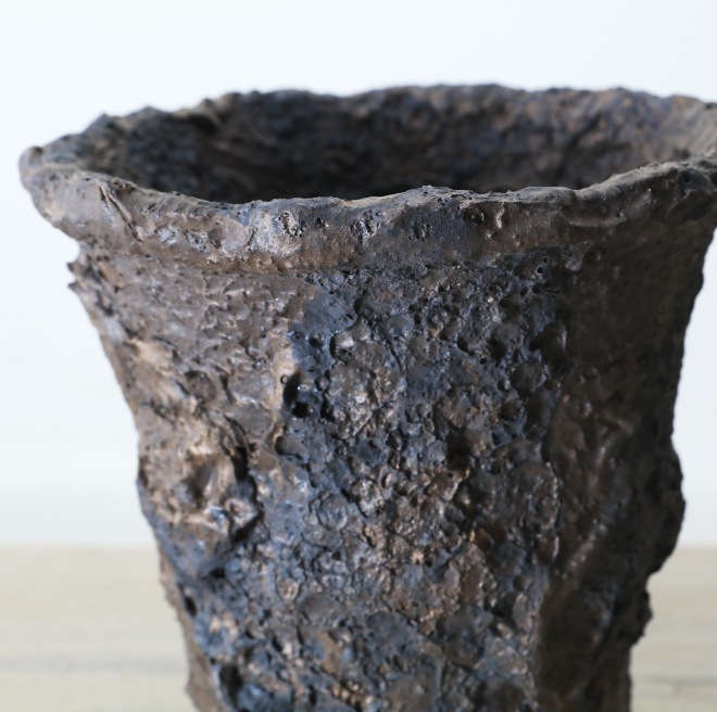 【益子焼】 4.8号鉢 高さ約15.5cm 植木鉢 陶器鉢 塊根植物 コーデックス アガベ 【溶岩流lavaシリーズ】 作家 陶芸家 横山雄一作 一点物