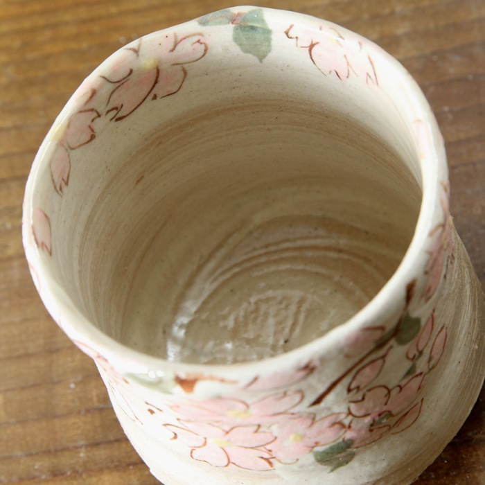 【益子焼】  大きめ荒土の夫婦湯呑み 薄ベージュ色の素朴な風合い さくら桜 夫婦湯呑みセット 一点物 （ 長寿のお祝い 退職祝い 退職記念 ご自分へのご褒美 などの贈り物にも）