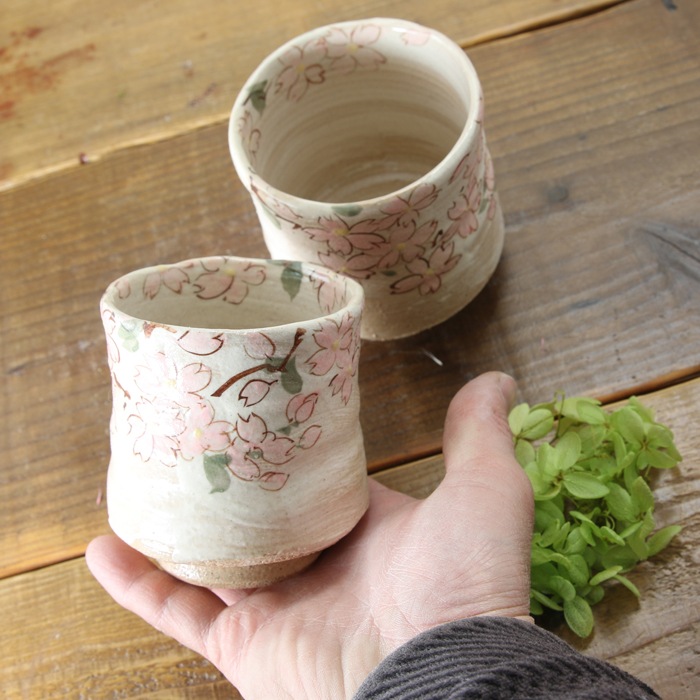 【益子焼】  大きめ荒土の夫婦湯呑み 薄ベージュ色の素朴な風合い さくら桜 夫婦湯呑みセット 一点物 （ 長寿のお祝い 退職祝い 退職記念 ご自分へのご褒美 などの贈り物にも）