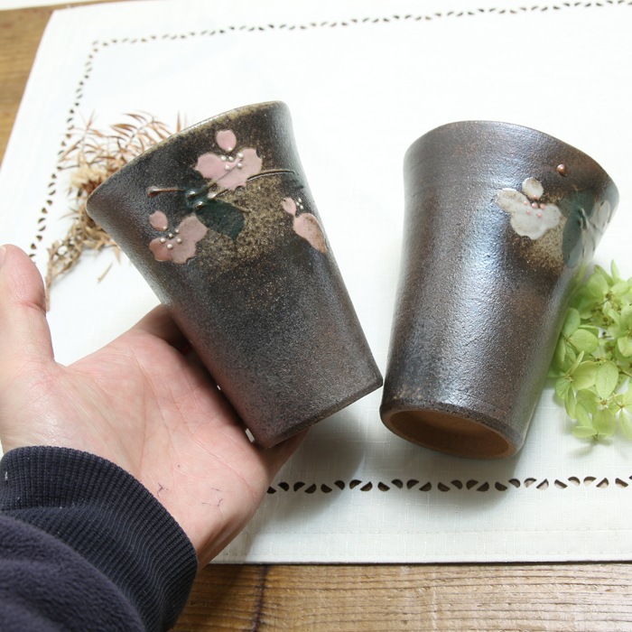 【益子焼】　タンブラーペアセット 結婚祝いにおすすめ　紅白はなみずき　花水木白1個 花水木ピンク1個　陶器のタンブラーペアセット　