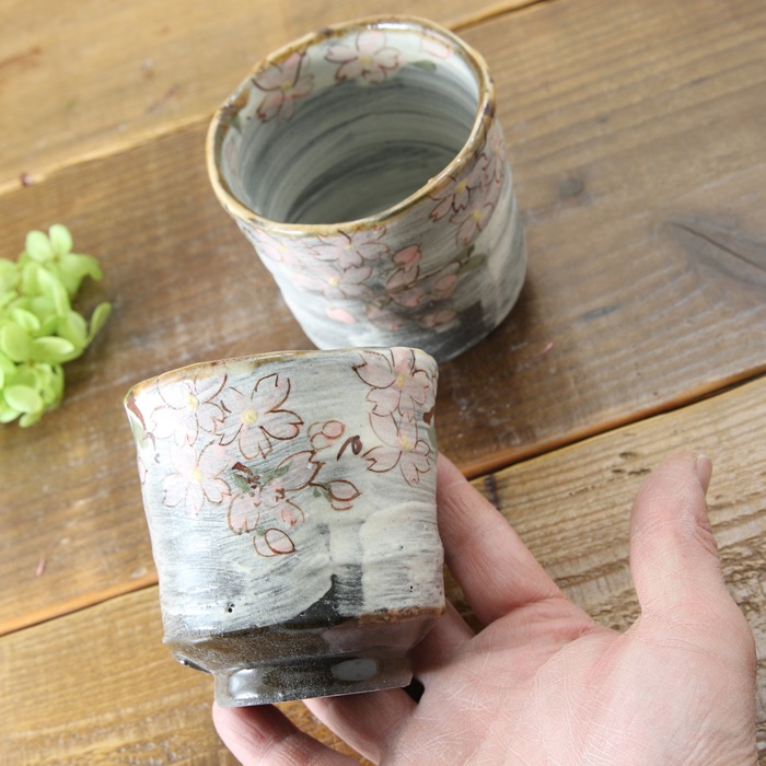 【益子焼】  荒土の夫婦湯呑み 刷毛目に縁あめ釉 さくら桜 夫婦湯呑みセット 一点物 （ 長寿のお祝い 退職祝い 退職記念 ご自分へのご褒美 などの贈り物にも）