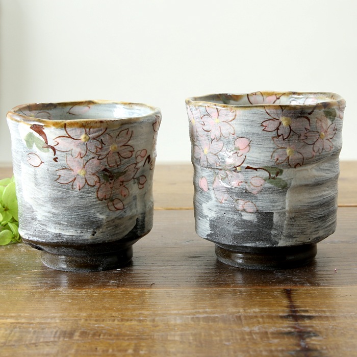 【益子焼】  荒土の夫婦湯呑み 刷毛目に縁あめ釉 さくら桜 夫婦湯呑みセット 一点物 （ 長寿のお祝い 退職祝い 退職記念 ご自分へのご褒美 などの贈り物にも）