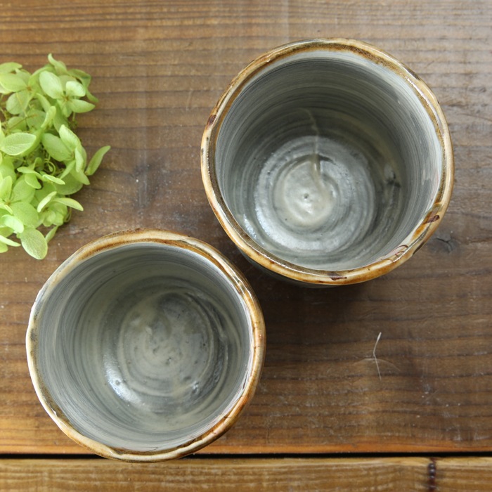 【益子焼】  荒土の夫婦湯呑み 刷毛目に縁あめ釉 さくら桜 夫婦湯呑みセット 一点物 （ 長寿のお祝い 退職祝い 退職記念 ご自分へのご褒美 などの贈り物にも）
