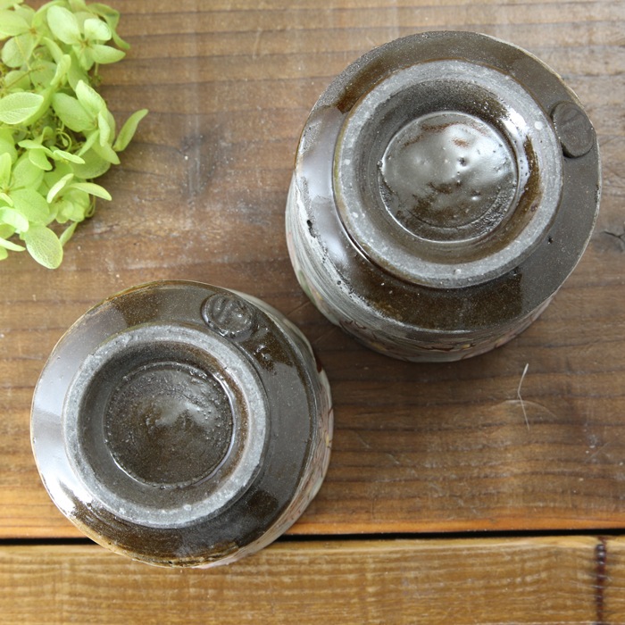 【益子焼】  荒土の夫婦湯呑み 刷毛目に縁あめ釉 さくら桜 夫婦湯呑みセット 一点物 （ 長寿のお祝い 退職祝い 退職記念 ご自分へのご褒美 などの贈り物にも）