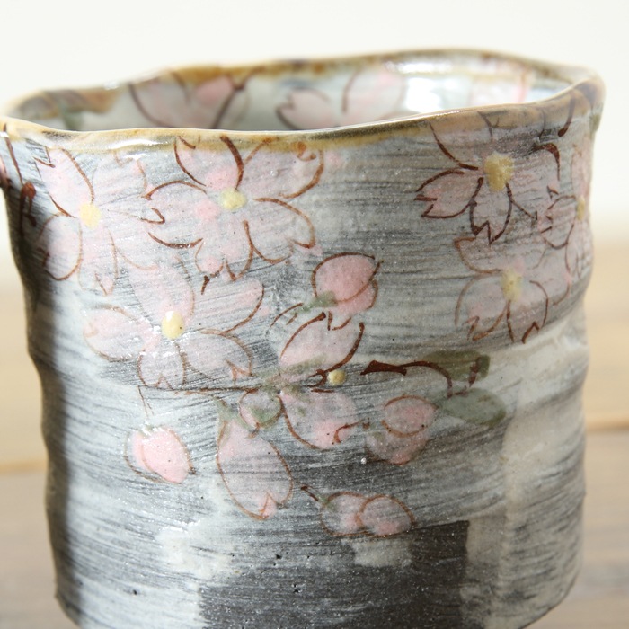 【益子焼】  荒土の夫婦湯呑み 刷毛目に縁あめ釉 さくら桜 夫婦湯呑みセット 一点物 （ 長寿のお祝い 退職祝い 退職記念 ご自分へのご褒美 などの贈り物にも）