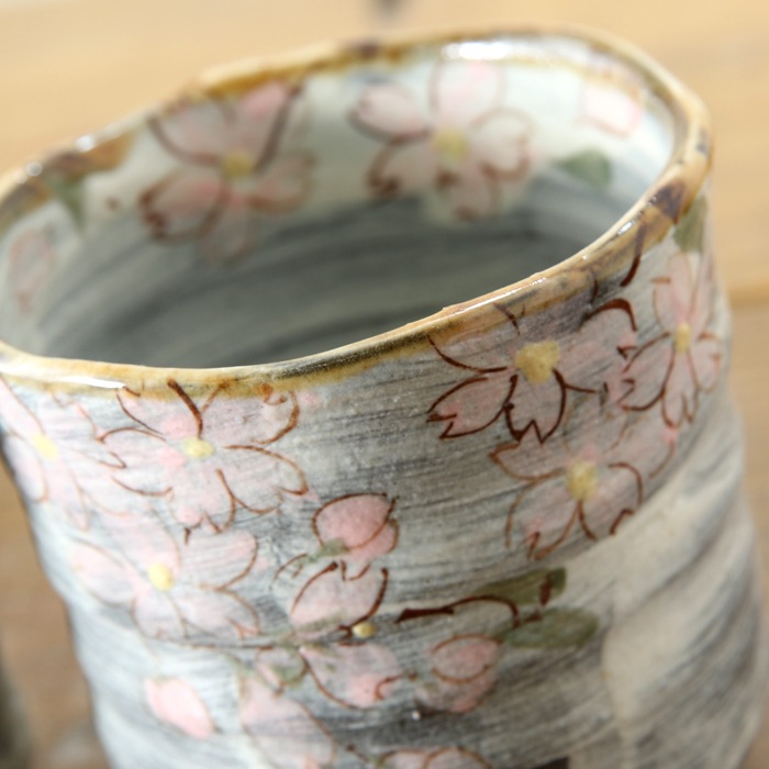 【益子焼】  荒土の夫婦湯呑み 刷毛目に縁あめ釉 さくら桜 夫婦湯呑みセット 一点物 （ 長寿のお祝い 退職祝い 退職記念 ご自分へのご褒美 などの贈り物にも）