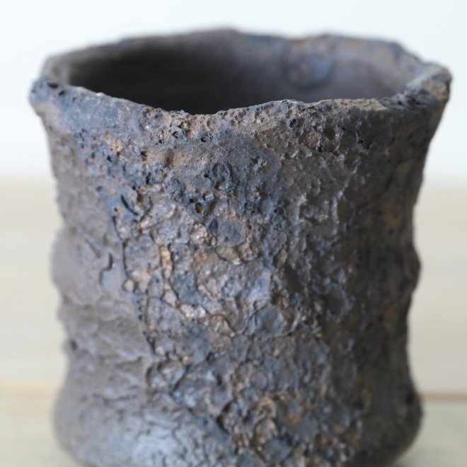 【益子焼】 3号鉢 高さ約9cm 植木鉢 陶器鉢 塊根植物 コーデックス アガベ 【溶岩流lavaシリーズ】 作家 陶芸家 横山雄一作