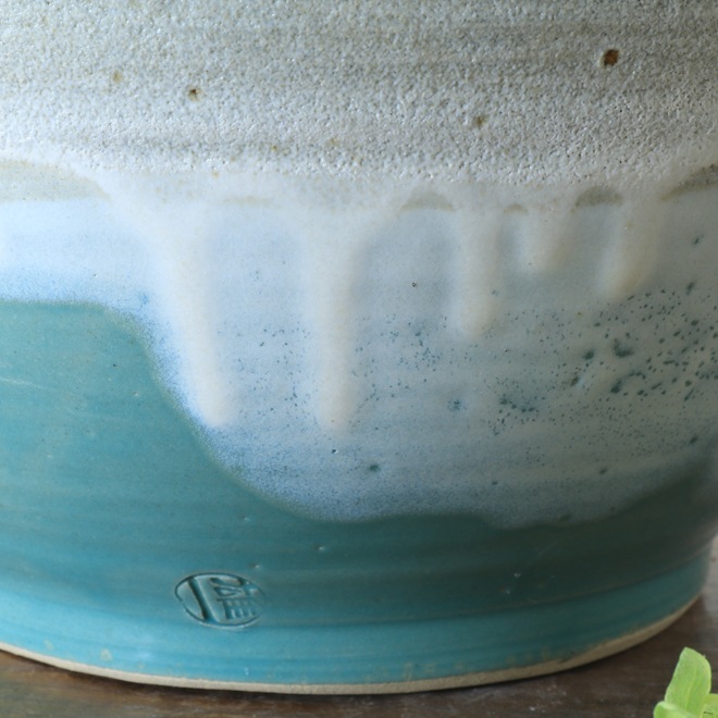 【益子焼】 メダカ鉢 おしゃれ 陶器 白とシスキーグリーン 中は流れるブルー系 縁３箇所変形デザイン 約31.5cm 一点物 【単品１個】※ギフト包装不可