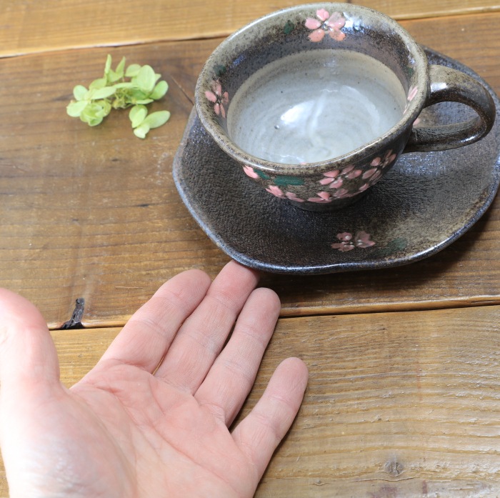 【益子焼】 変形コーヒーカップ＆ソーサー サイズ中【炭化焼・さくら模様】【カップとソーサー付き単品１客】