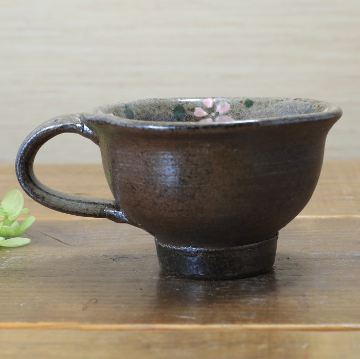 【益子焼】 変形コーヒーカップ＆ソーサー サイズ中【炭化焼・さくら模様】【カップとソーサー付き単品１客】