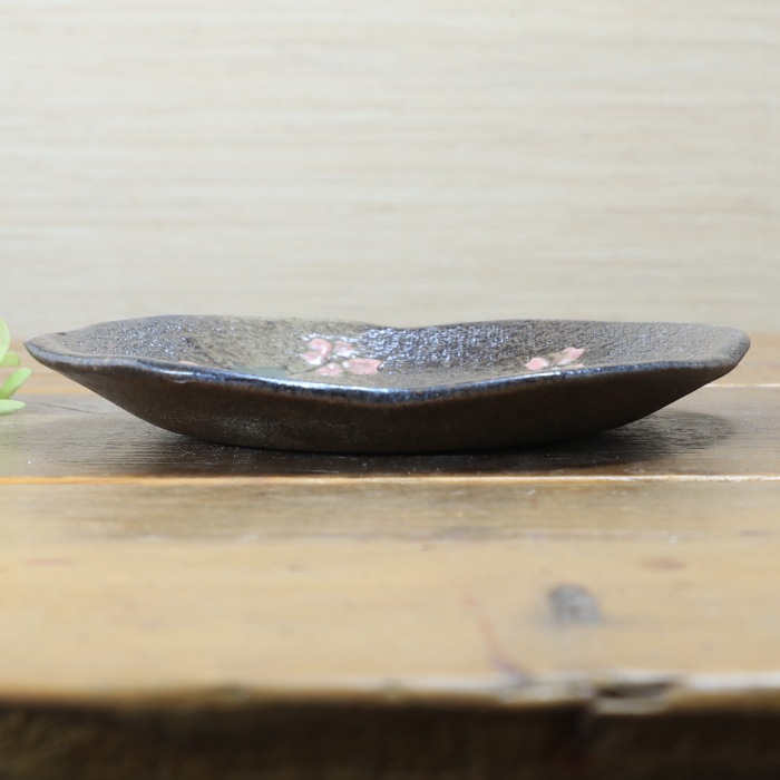 【益子焼】 変形コーヒーカップ＆ソーサー サイズ中【炭化焼・さくら模様】【カップとソーサー付き単品１客】