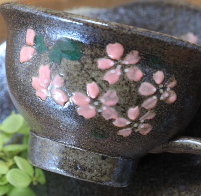 【益子焼】 変形コーヒーカップ＆ソーサー サイズ中【炭化焼・さくら模様】【カップとソーサー付き単品１客】