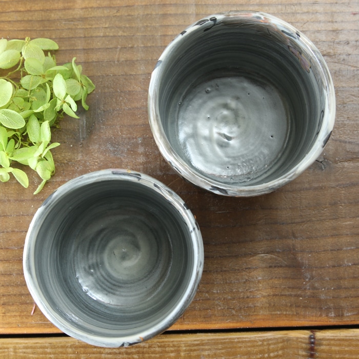 【益子焼】 荒土の夫婦湯呑み グレーの生地と刷毛目 野ぶどう模様 夫婦湯呑みセット 一点物 ( 長寿のお祝い 退職祝い 退職記念 ご自分へのご褒美 などの贈り物にも)
