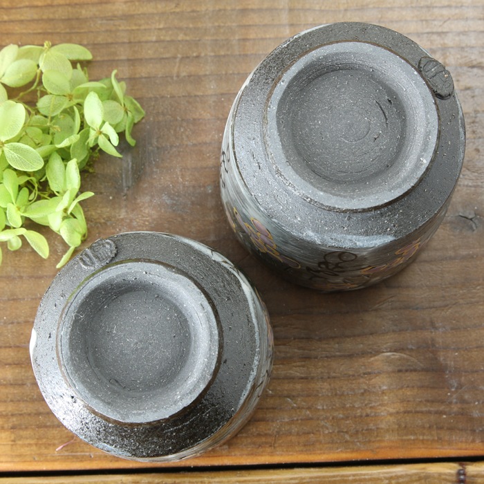 【益子焼】 荒土の夫婦湯呑み グレーの生地と刷毛目 野ぶどう模様 夫婦湯呑みセット 一点物 ( 長寿のお祝い 退職祝い 退職記念 ご自分へのご褒美 などの贈り物にも)