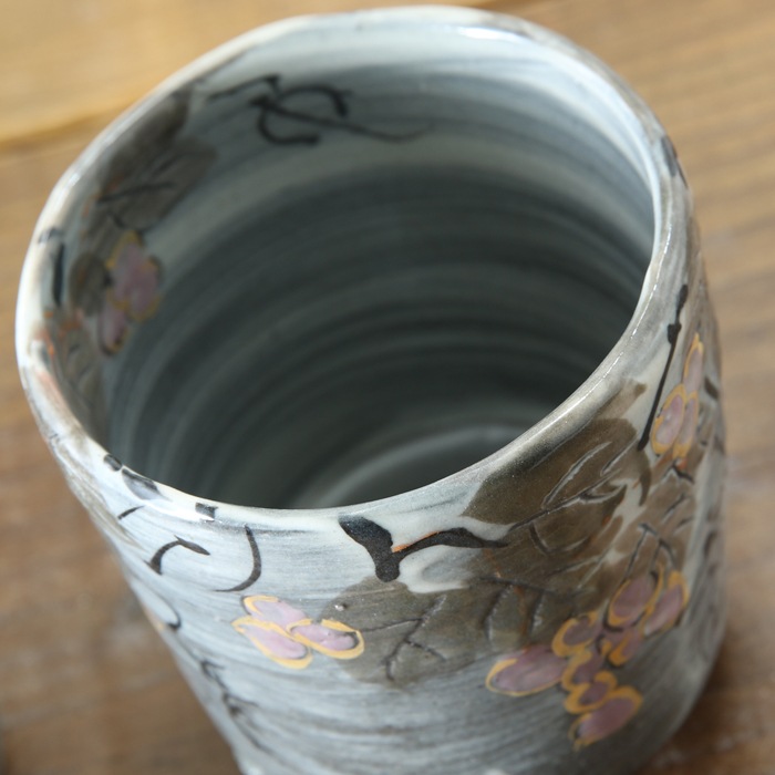 【益子焼】 荒土の夫婦湯呑み グレーの生地と刷毛目 野ぶどう模様 夫婦湯呑みセット 一点物 ( 長寿のお祝い 退職祝い 退職記念 ご自分へのご褒美 などの贈り物にも)
