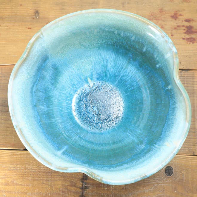 【益子焼】 メダカ鉢 おしゃれ 陶器 白とシスキーグリーン 中は流れるブルー系 縁３箇所変形デザイン 約30.5cm 一点物 【単品１個】※ギフト包装不可