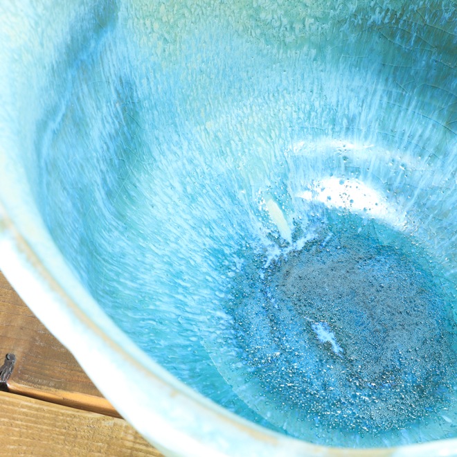 【益子焼】 メダカ鉢 おしゃれ 陶器 白とシスキーグリーン 中は流れるブルー系 縁３箇所変形デザイン 約30.5cm 一点物 【単品１個】※ギフト包装不可