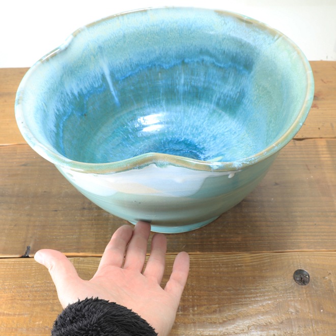 【益子焼】 メダカ鉢 おしゃれ 陶器 白とシスキーグリーン 中は流れるブルー系 縁３箇所変形デザイン 約30.5cm 一点物 【単品１個】※ギフト包装不可