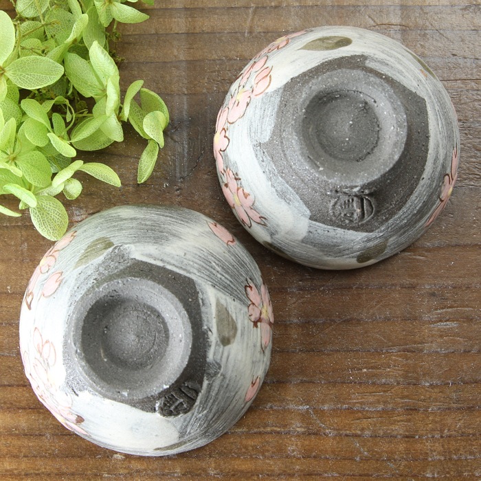 【益子焼】  荒土の片口風酒器セット グレーの生地と刷毛目 さくら桜 片口１個・ぐい呑み２個のセット 一点物 （ 長寿のお祝い 退職祝い 退職記念 ご自分へのご褒美 などの贈り物にも）