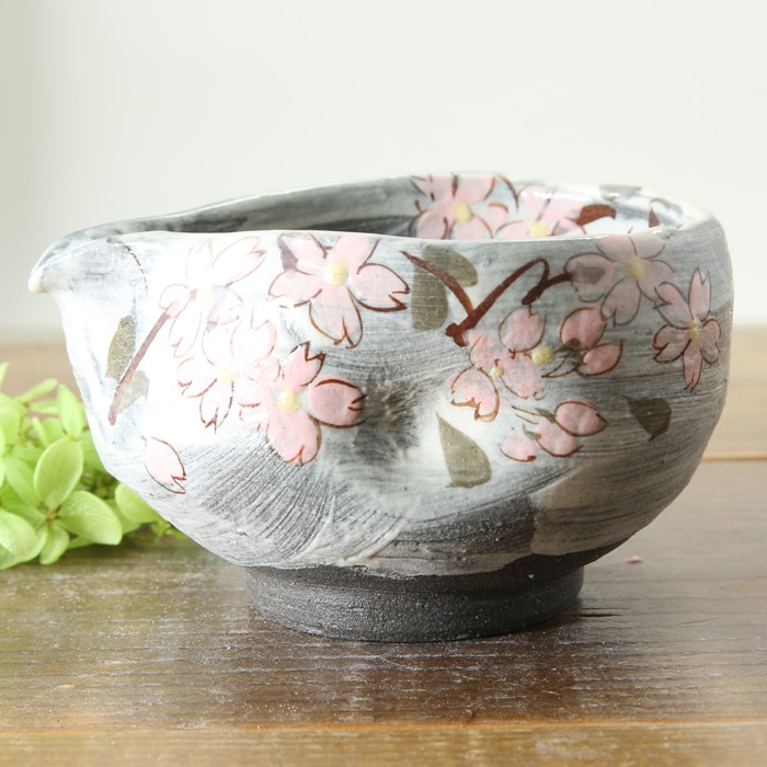 【益子焼】  荒土の片口風酒器セット グレーの生地と刷毛目 さくら桜 片口１個・ぐい呑み２個のセット 一点物 （ 長寿のお祝い 退職祝い 退職記念 ご自分へのご褒美 などの贈り物にも）