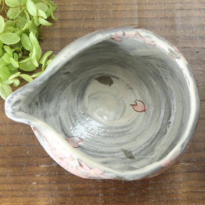 【益子焼】  荒土の片口風酒器セット グレーの生地と刷毛目 さくら桜 片口１個・ぐい呑み２個のセット 一点物 （ 長寿のお祝い 退職祝い 退職記念 ご自分へのご褒美 などの贈り物にも）