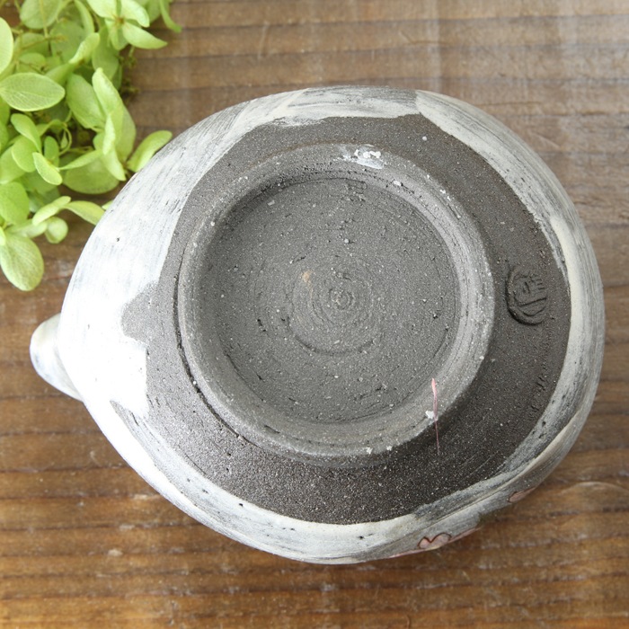 【益子焼】  荒土の片口風酒器セット グレーの生地と刷毛目 さくら桜 片口１個・ぐい呑み２個のセット 一点物 （ 長寿のお祝い 退職祝い 退職記念 ご自分へのご褒美 などの贈り物にも）