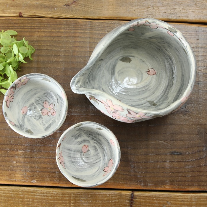 【益子焼】  荒土の片口風酒器セット グレーの生地と刷毛目 さくら桜 片口１個・ぐい呑み２個のセット 一点物 （ 長寿のお祝い 退職祝い 退職記念 ご自分へのご褒美 などの贈り物にも）