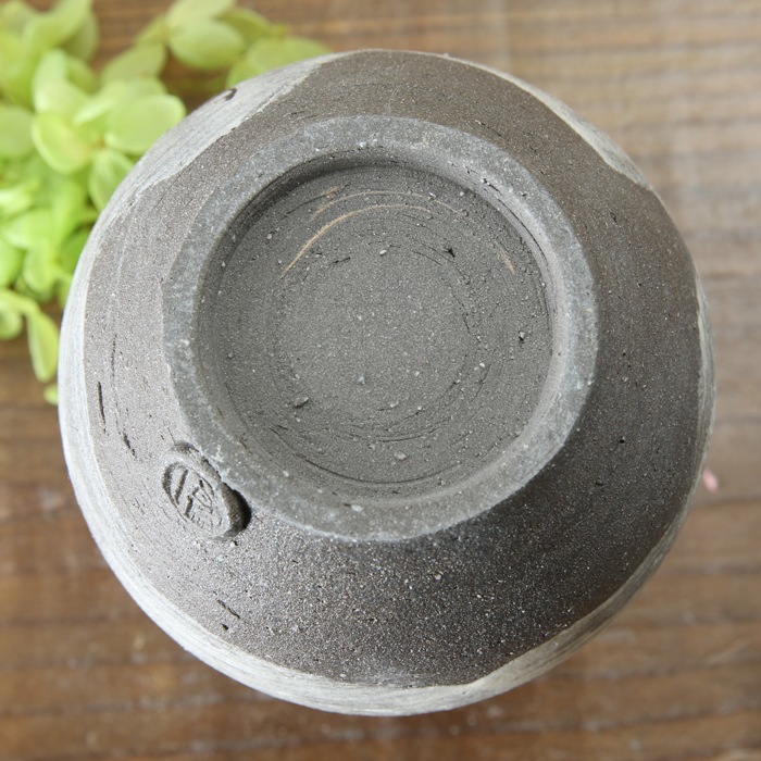 【益子焼】  荒土の酒器セット グレーの生地と刷毛目 野ぶどう模様 とっくり1個・ぐい呑み２個のセット 一点物 （ 長寿のお祝い 退職祝い 退職記念 ご自分へのご褒美 などの贈り物にも）