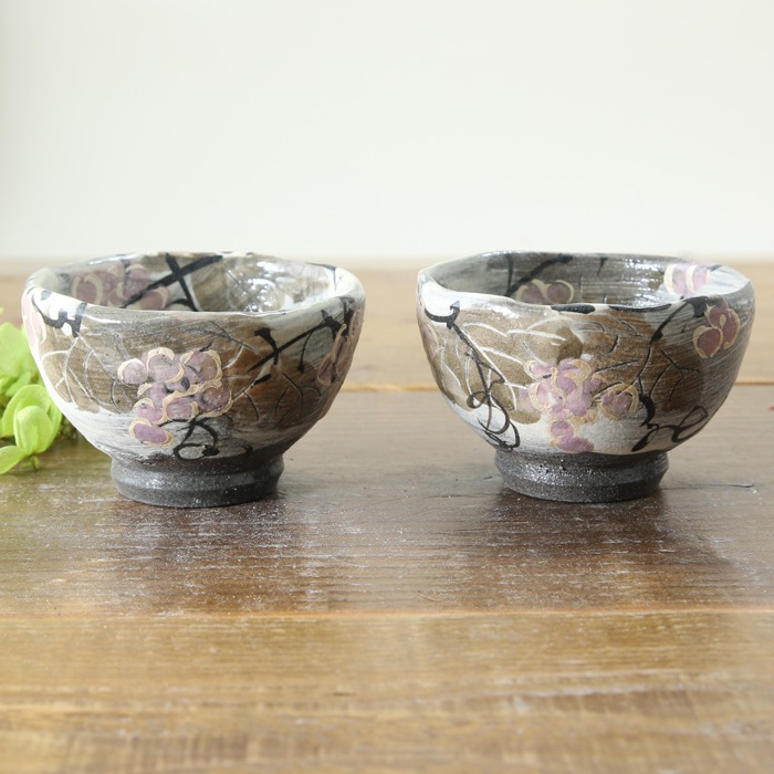 【益子焼】  荒土の酒器セット グレーの生地と刷毛目 野ぶどう模様 とっくり1個・ぐい呑み２個のセット 一点物 （ 長寿のお祝い 退職祝い 退職記念 ご自分へのご褒美 などの贈り物にも）