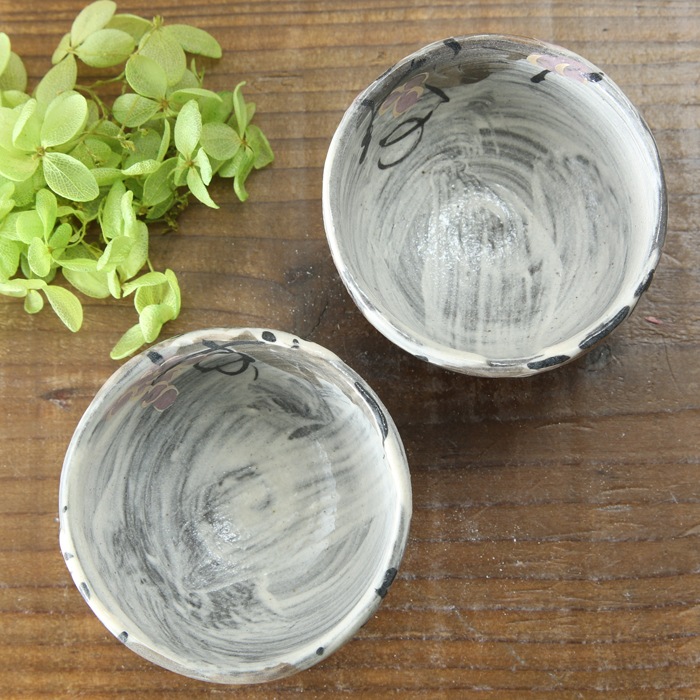 【益子焼】  荒土の酒器セット グレーの生地と刷毛目 野ぶどう模様 とっくり1個・ぐい呑み２個のセット 一点物 （ 長寿のお祝い 退職祝い 退職記念 ご自分へのご褒美 などの贈り物にも）