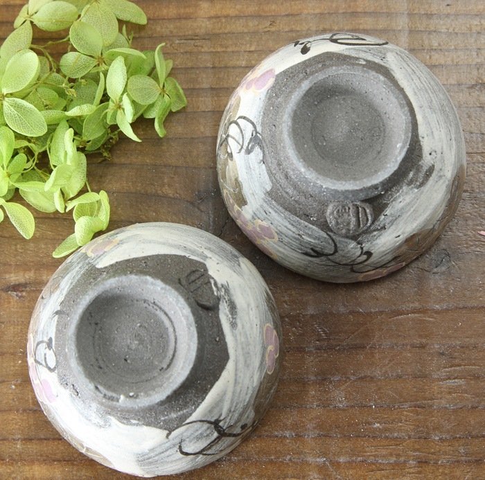 【益子焼】  荒土の酒器セット グレーの生地と刷毛目 野ぶどう模様 とっくり1個・ぐい呑み２個のセット 一点物 （ 長寿のお祝い 退職祝い 退職記念 ご自分へのご褒美 などの贈り物にも）